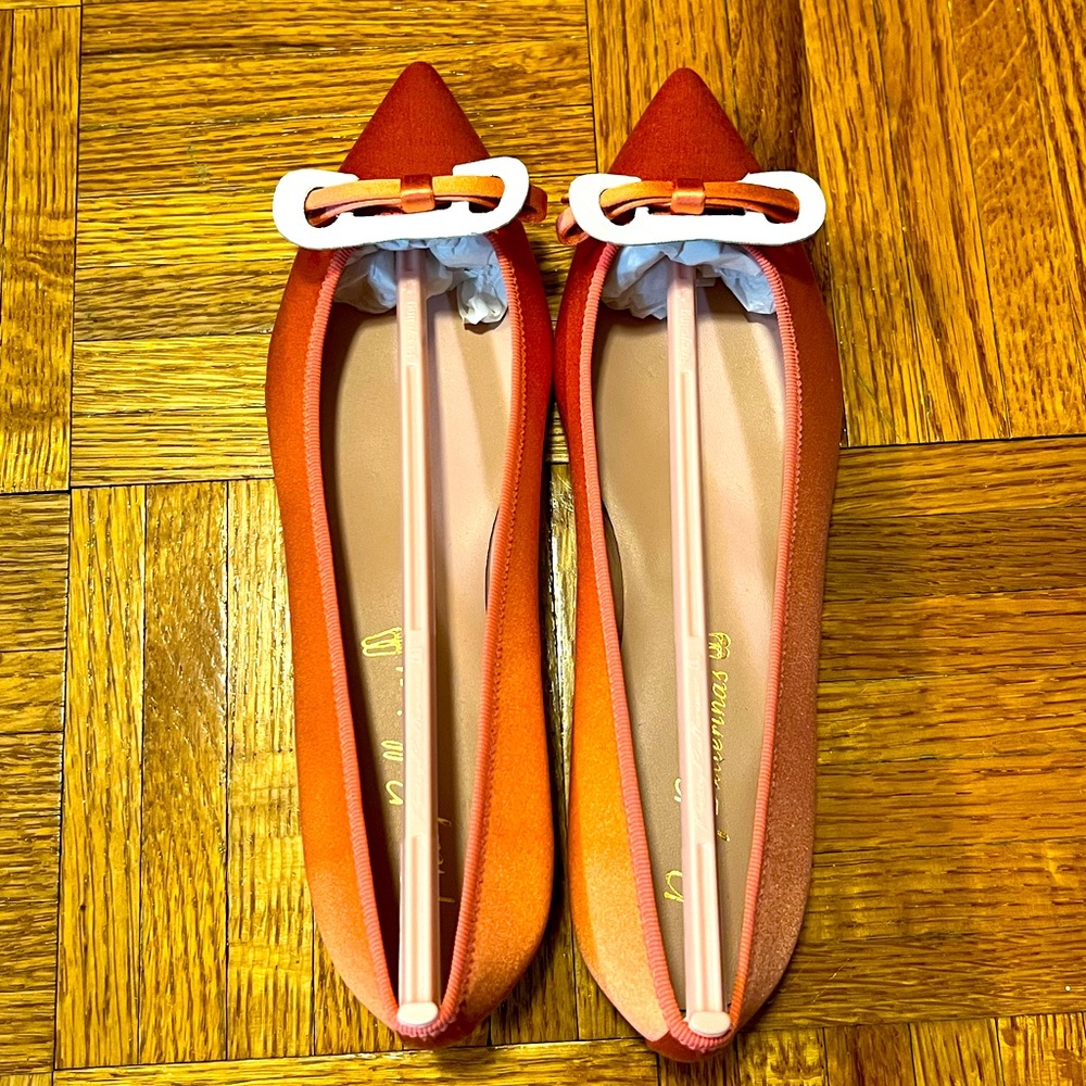 Pretty Ballerinas Red Ombre Satin Pointed Flats with Buckle Bow – Size 37